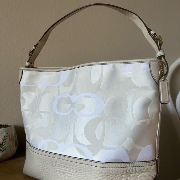 Coach Cream Structured Shoulder Bag with Timeless Design - Picture 2 of 9
